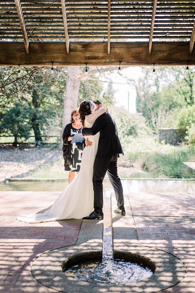 First kiss in Botanical garden wedding