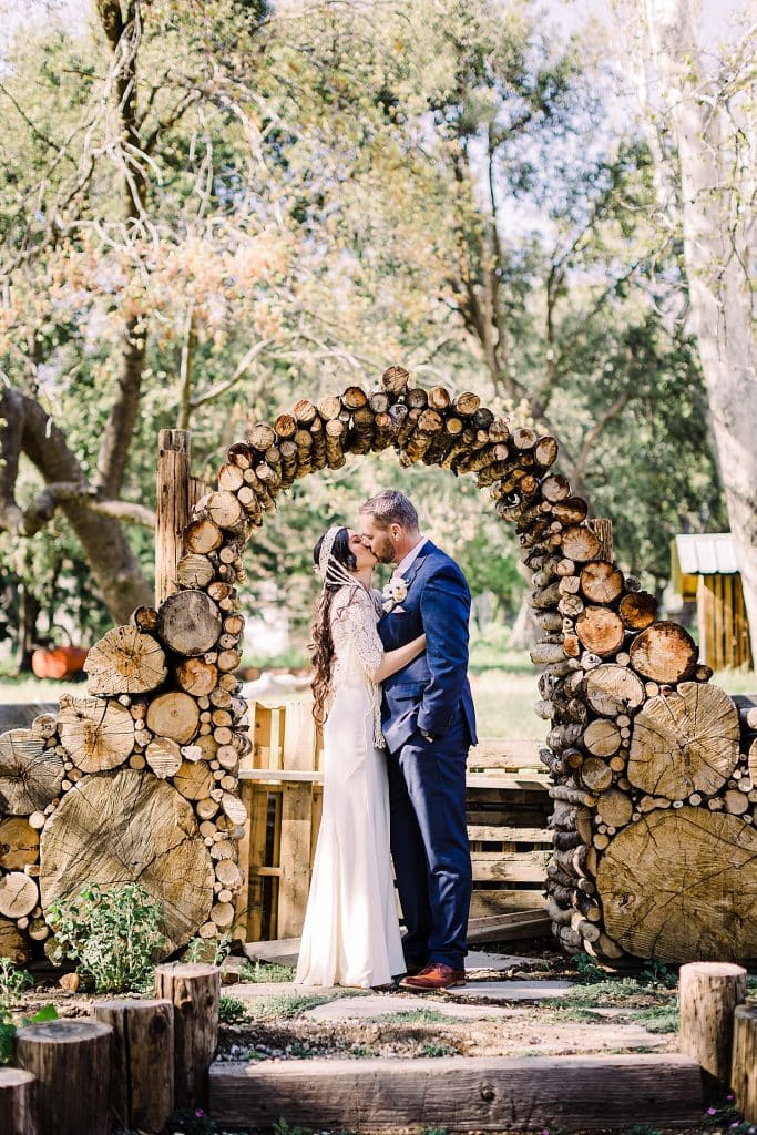 Winter-wedding-at-the-homestead-at-wilshire-farm-oak-glen-wedding-southern-california-wedding-boho-bride-mountain-wedding