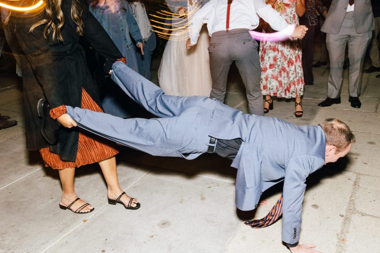 guests dancing at hidden oaks retreat wedding reception 